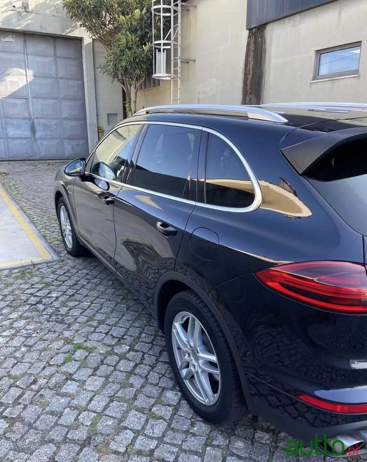 2015' Porsche Cayenne S Hybrid photo #2