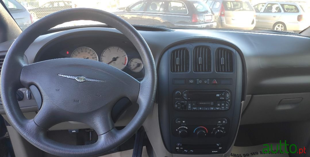2004' Chrysler Voyager photo #3