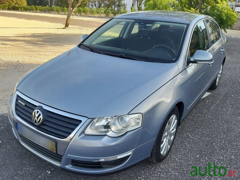 2009' Volkswagen Passat photo #2