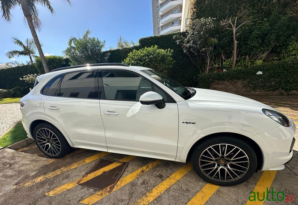 2022' Porsche Cayenne photo #3