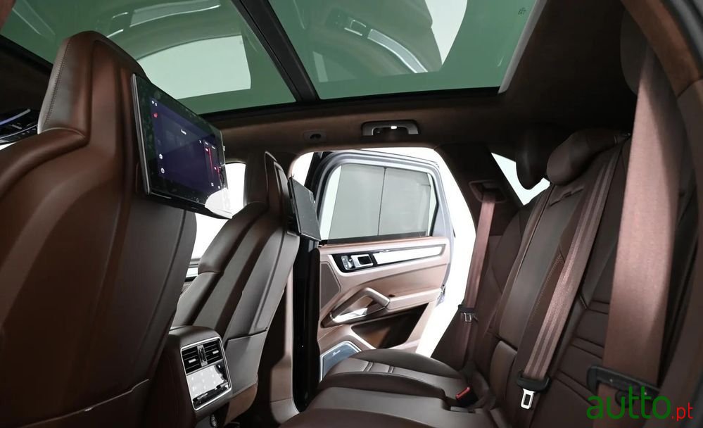 2022' Porsche Cayenne Turbo S E-Hybrid photo #4