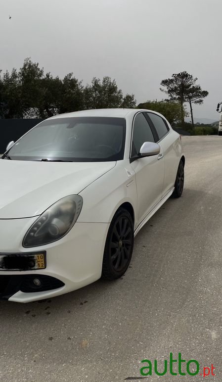 2010' Alfa Romeo Giulietta photo #2