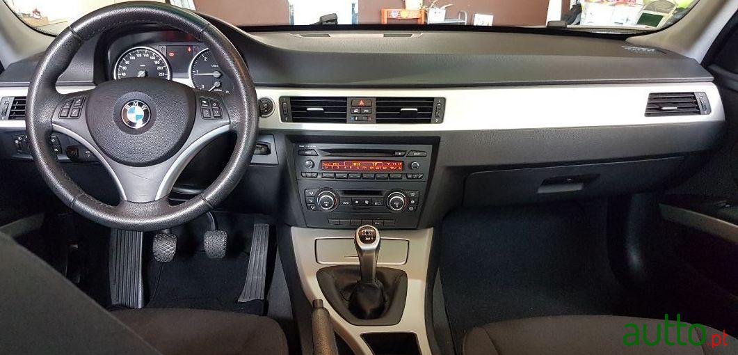 2009' BMW 320 Touring photo #2