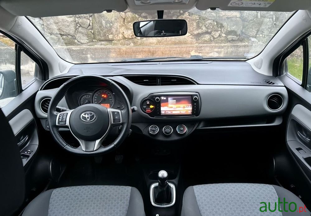 2015' Toyota Yaris photo #6