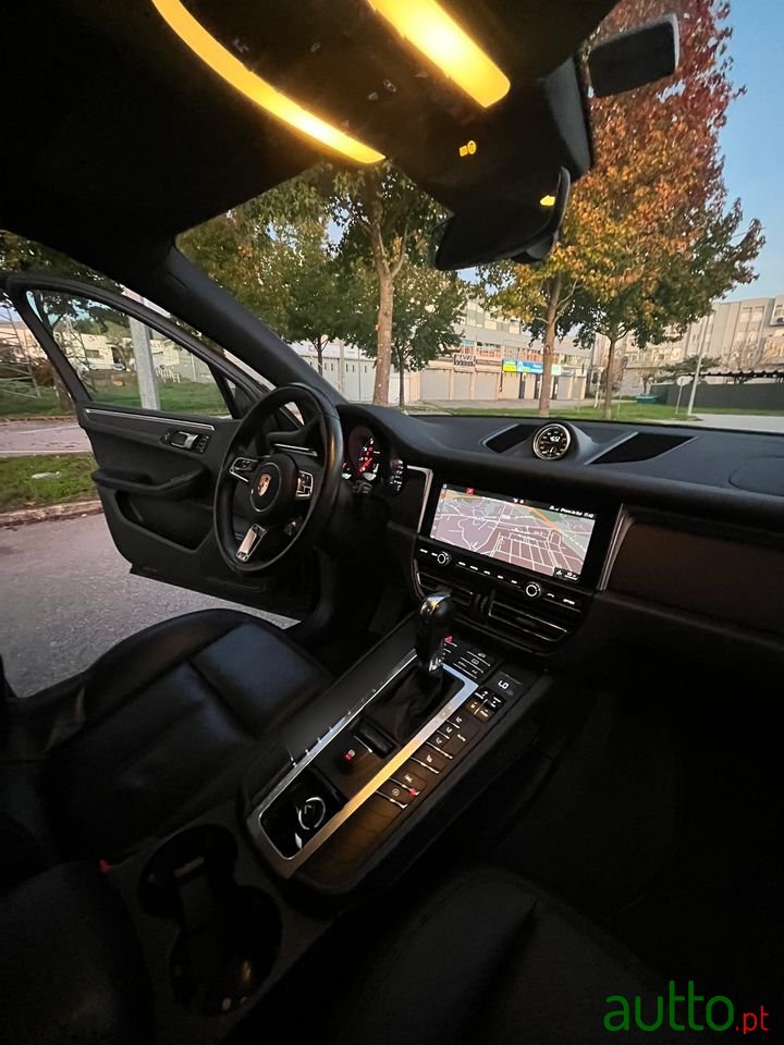 2019' Porsche Macan photo #2