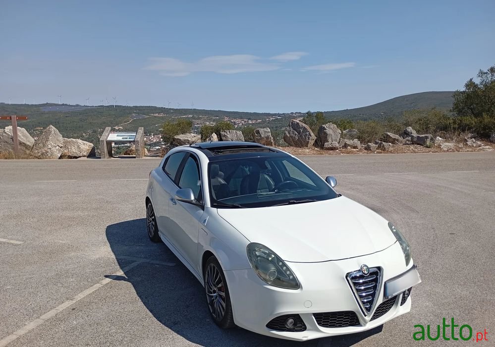 2011' Alfa Romeo Giulietta photo #4