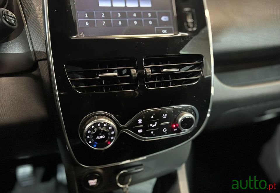 2015' Renault Clio Sport Tourer photo #6