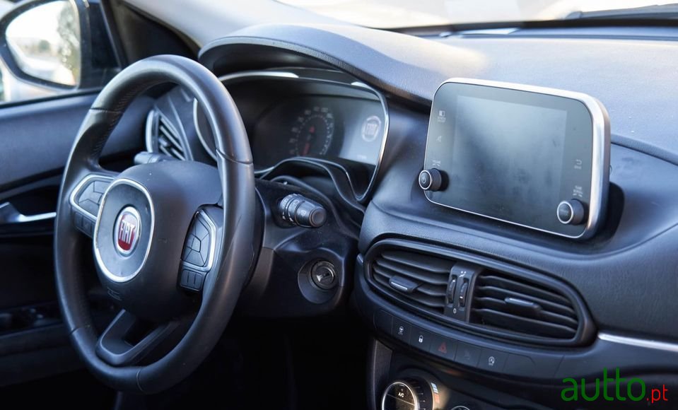 2017' Fiat Tipo Station Wagon photo #2