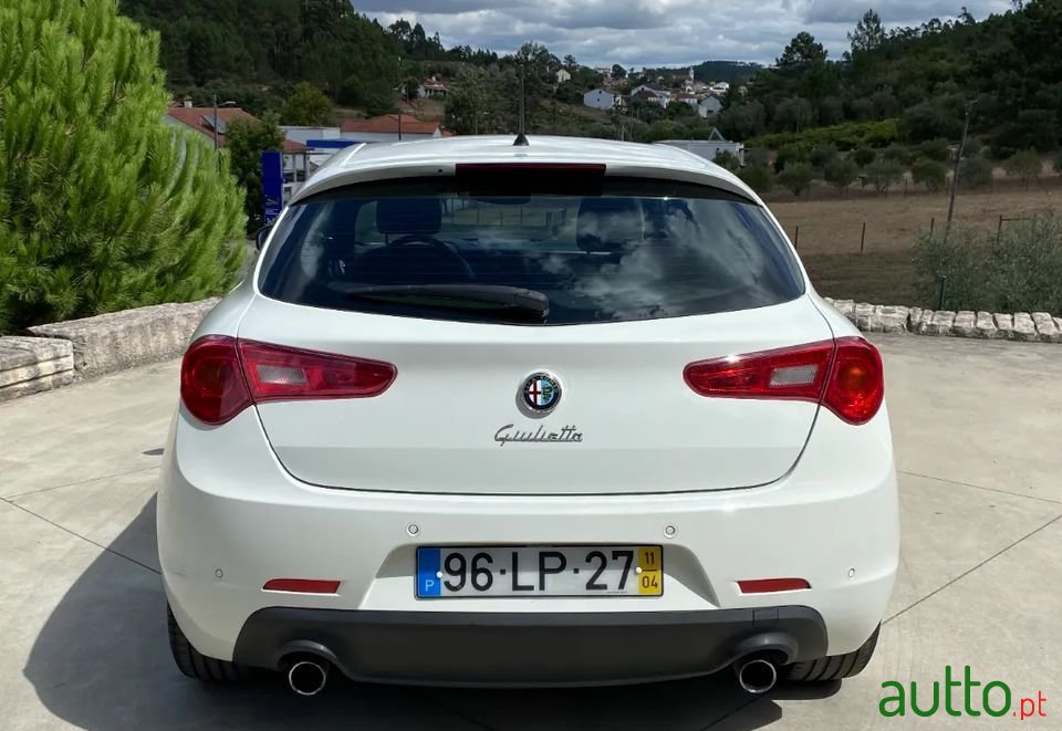 2011' Alfa Romeo Giulietta photo #5