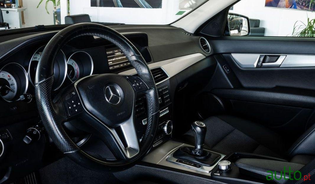 2011' Mercedes-Benz C-180 photo #2