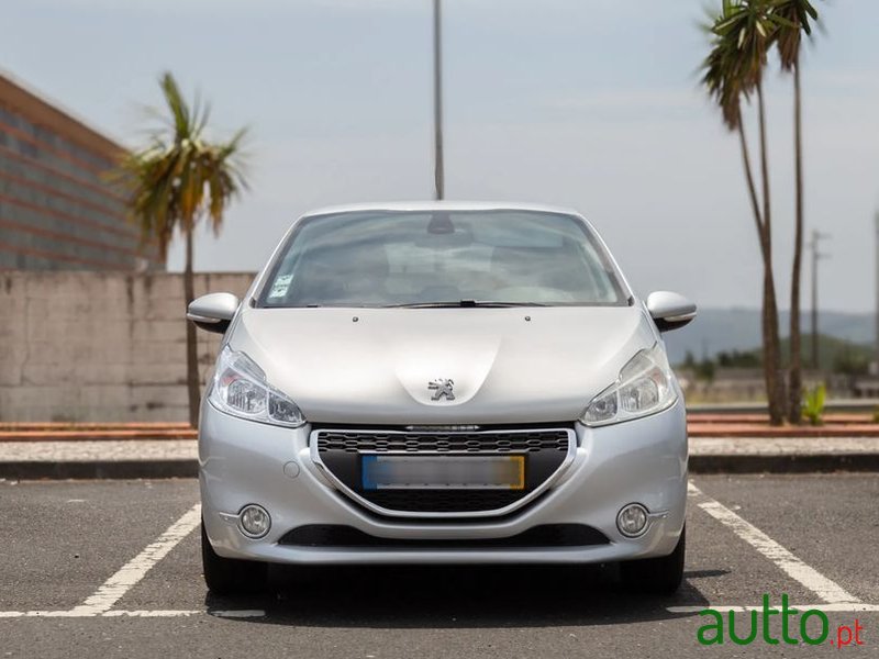 2014' Peugeot 208 1.2 Vti Active photo #3