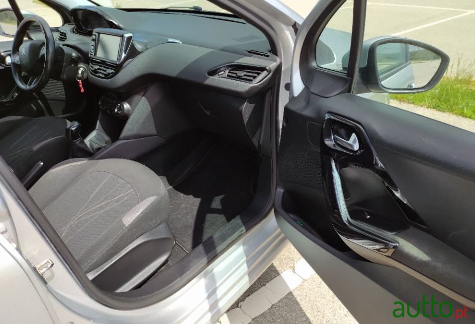 2012' Peugeot 208 photo #4