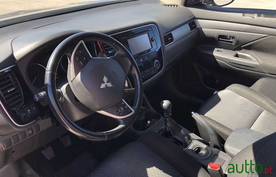 2014' Mitsubishi Outlander photo #3