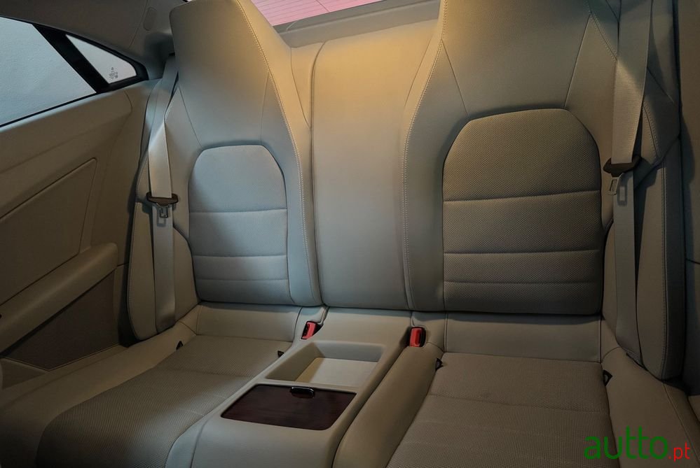 2010' Mercedes-Benz Classe E photo #3