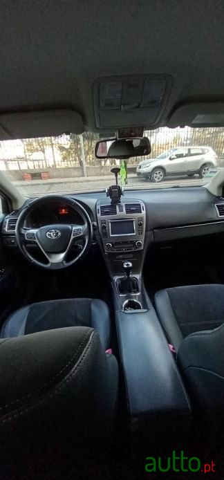 2012' Toyota Avensis photo #3