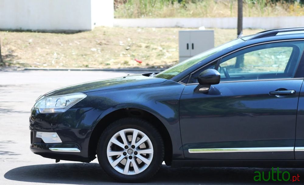 2010' Citroen C5 Tourer photo #5