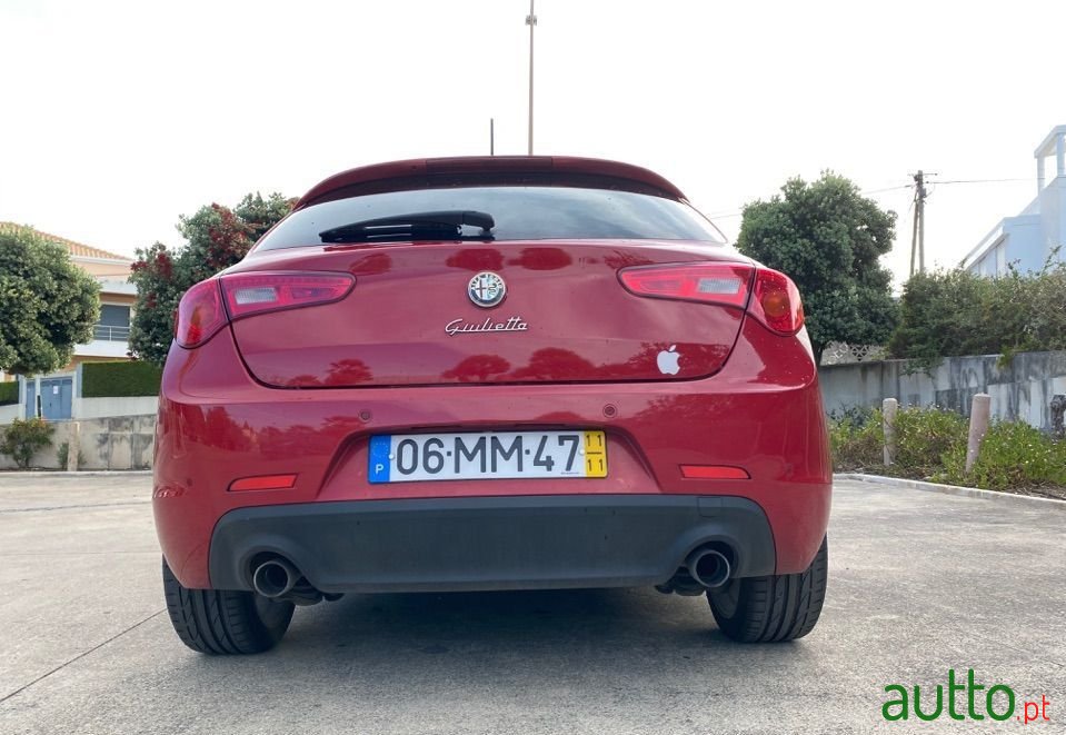 2011' Alfa Romeo Giulietta photo #5