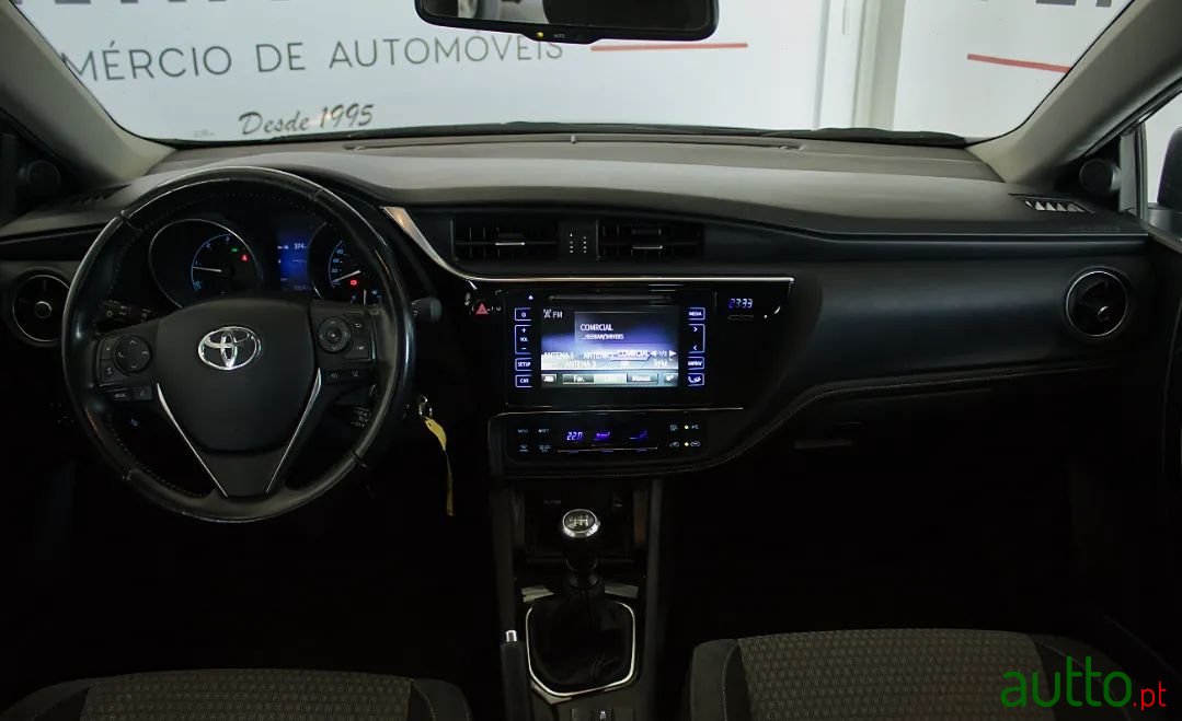 2017' Toyota Auris Touring Sports photo #6