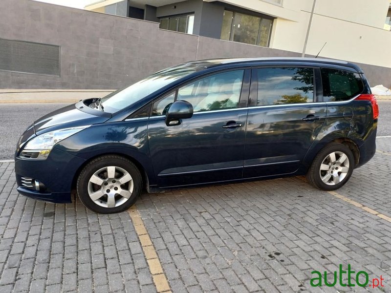 2012' Peugeot 5008 photo #2