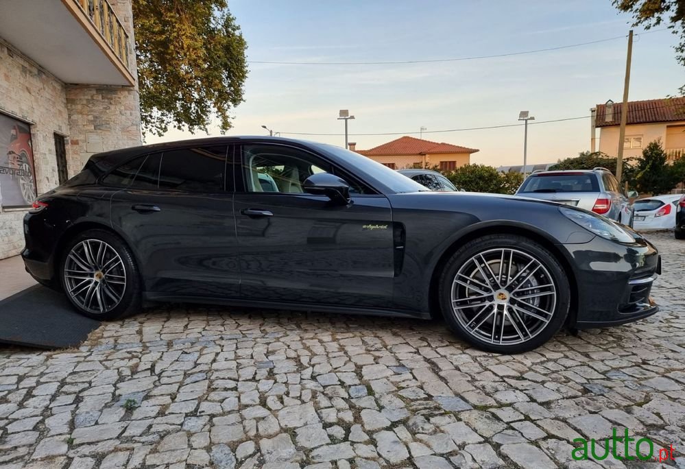 2018' Porsche Panamera Sport Turismo photo #5