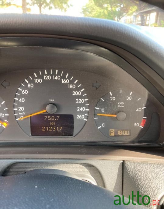 2001' Mercedes-Benz E-220 photo #2