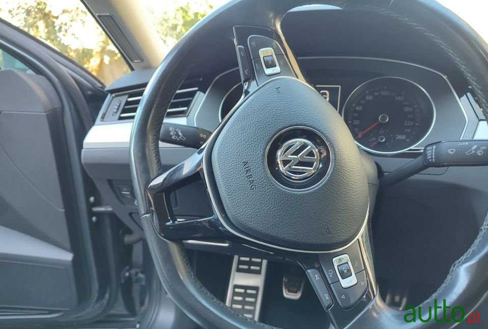 2016' Volkswagen Passat photo #5