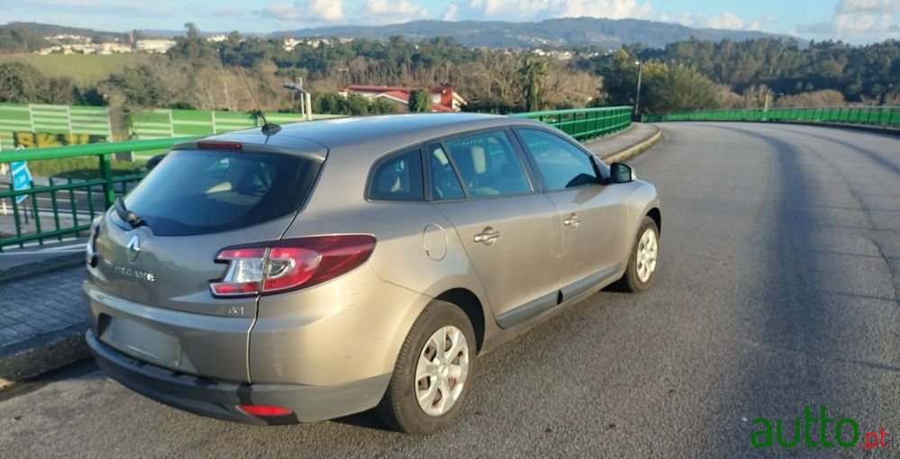 2010' Renault Megane Sport Tourer photo #3