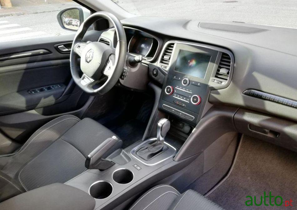 2017' Renault Megane Sport Tourer photo #2