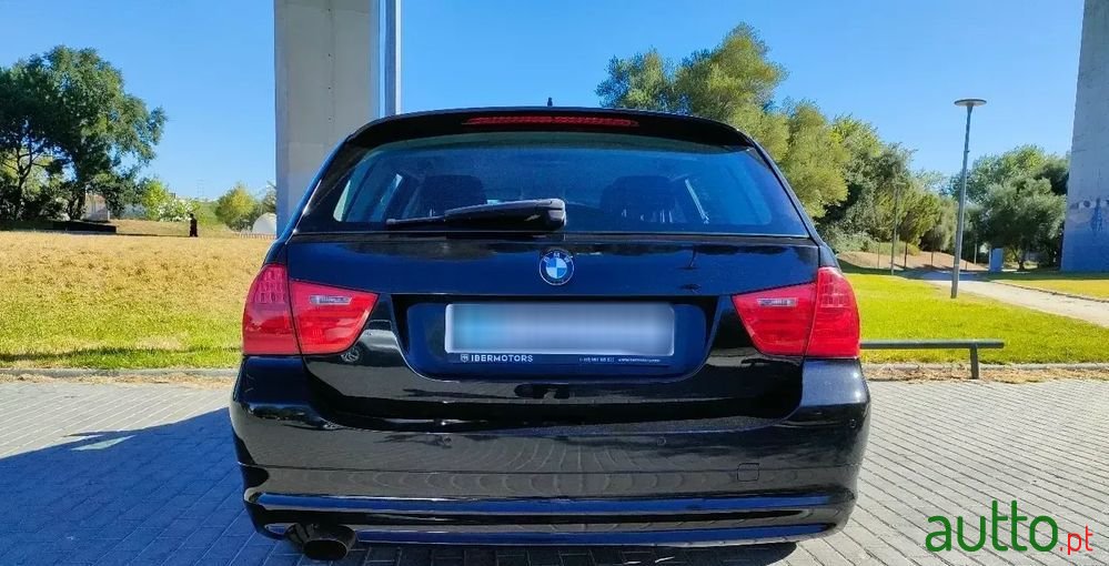 2012' BMW 318 D Touring Navigation photo #4