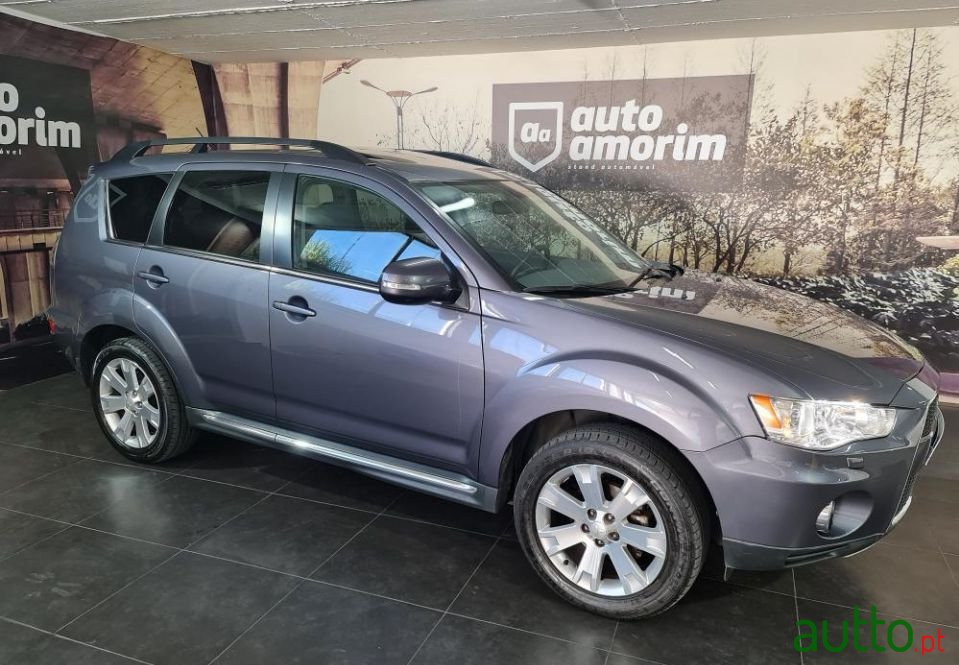 2011' Mitsubishi Outlander photo #2