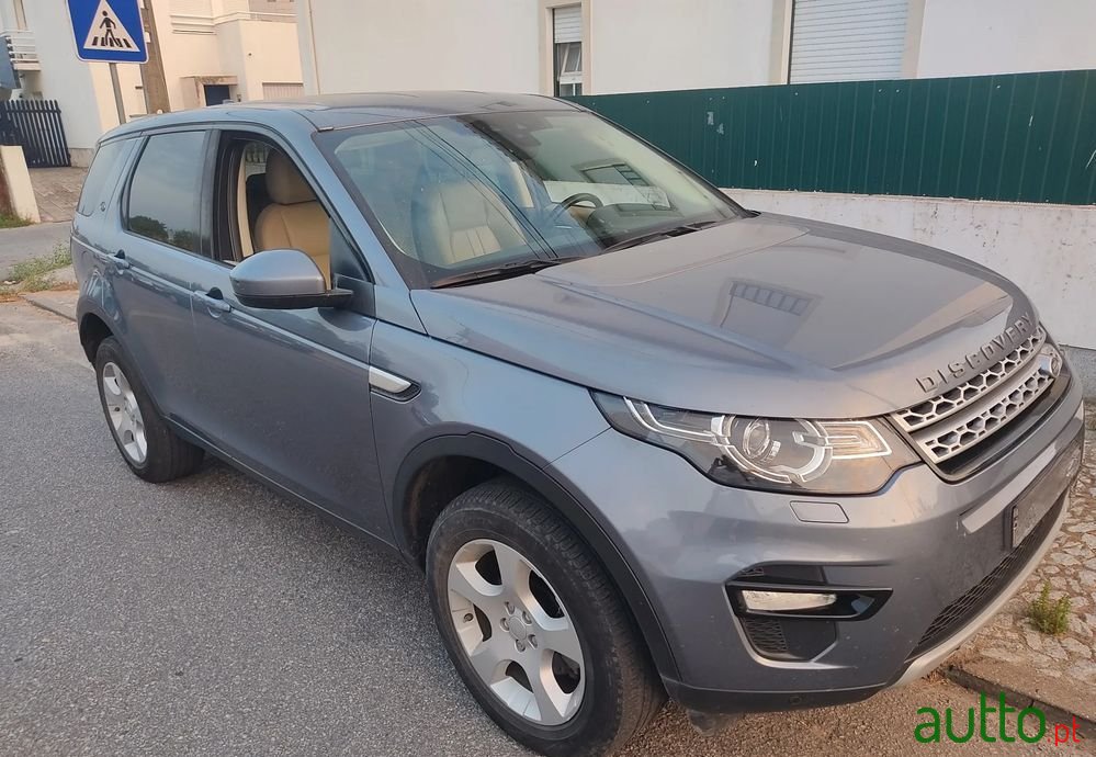 2019' Land Rover Discovery Sport photo #3