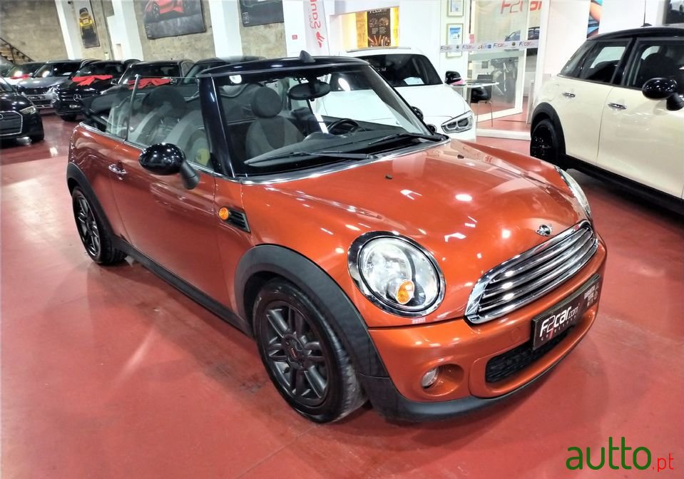 2010' MINI Cabrio photo #3