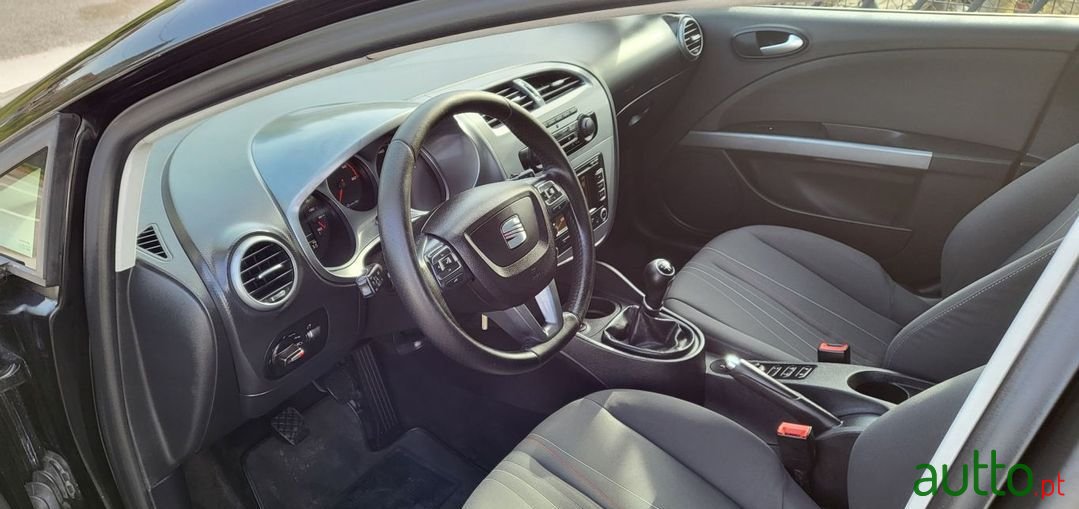 2011' SEAT Leon Sport photo #6