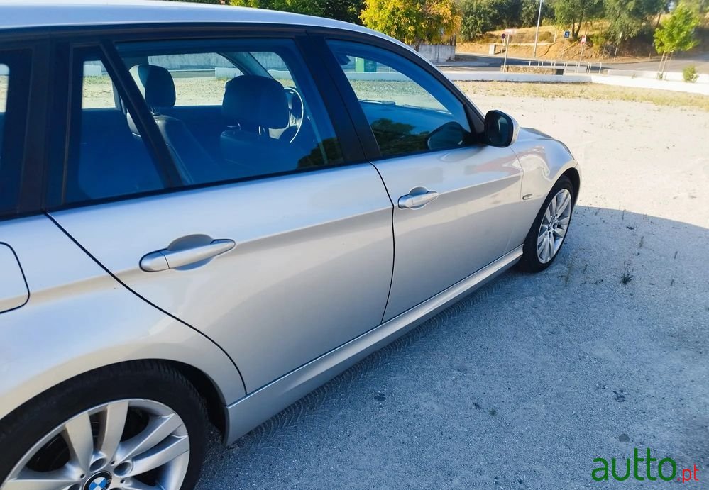 2011' BMW Série 3 D Touring photo #6