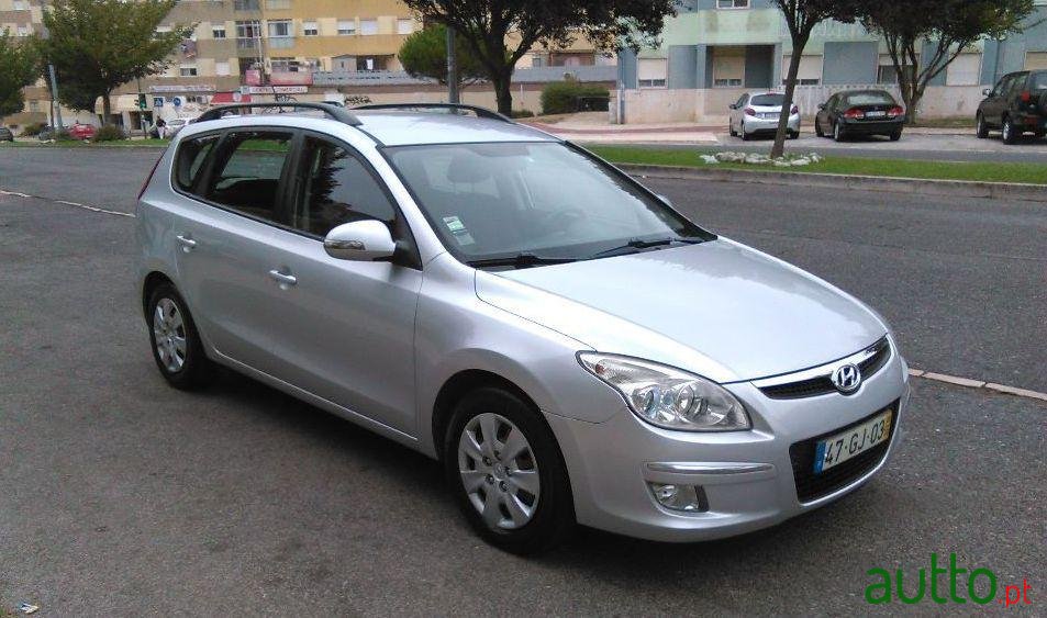 2008' Hyundai I30Cw 1.6 Crdi Style photo #3