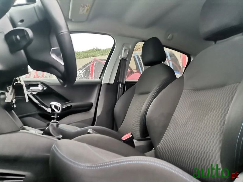 2019' Peugeot 208 photo #2