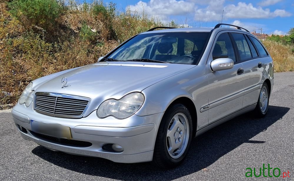 2004' Mercedes-Benz C 220 photo #3
