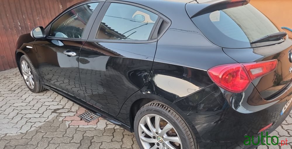 2014' Alfa Romeo Giulietta photo #2