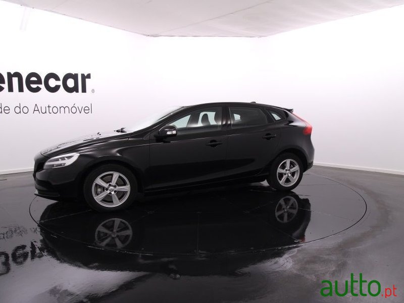 2018' Volvo V40 photo #2