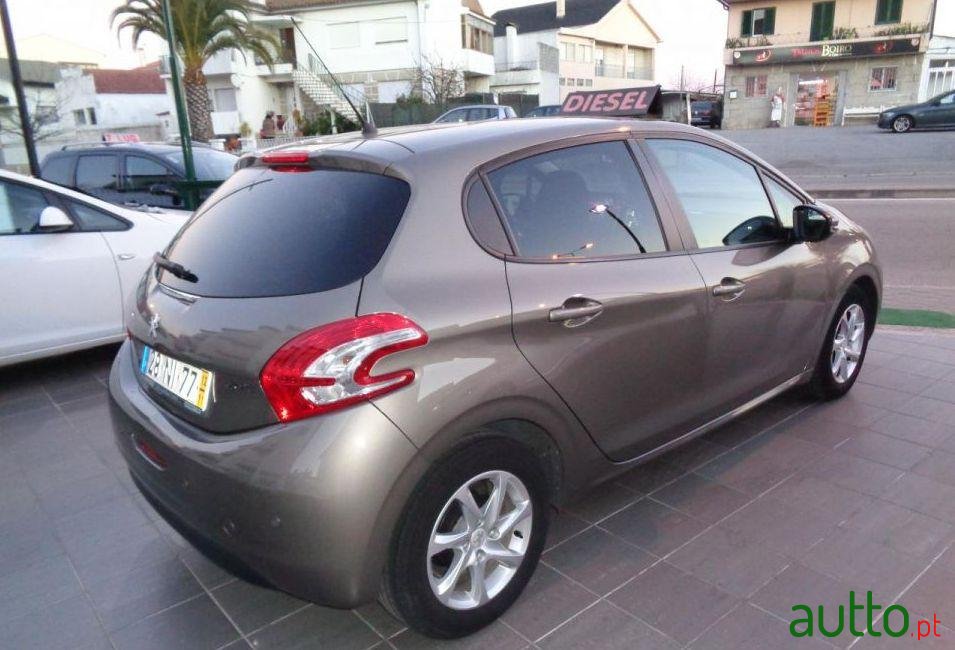 2012' Peugeot 208 1.4 Hdi Active photo #1