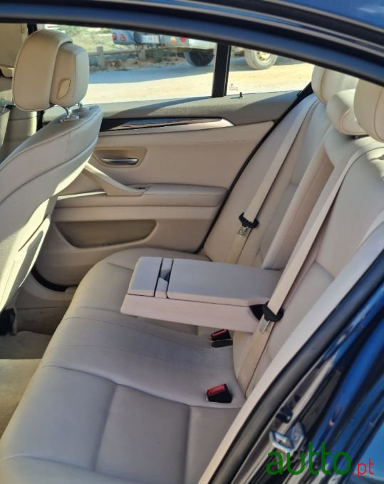 2011' BMW 520 photo #4