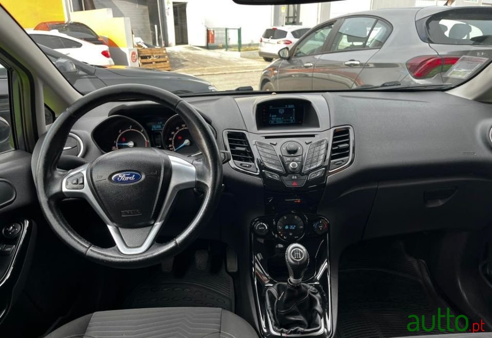 2013' Ford Fiesta photo #2