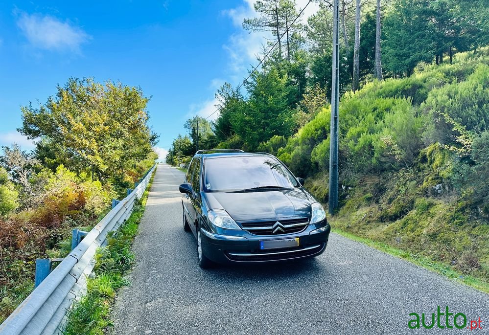 2012' Citroen C8 photo #2