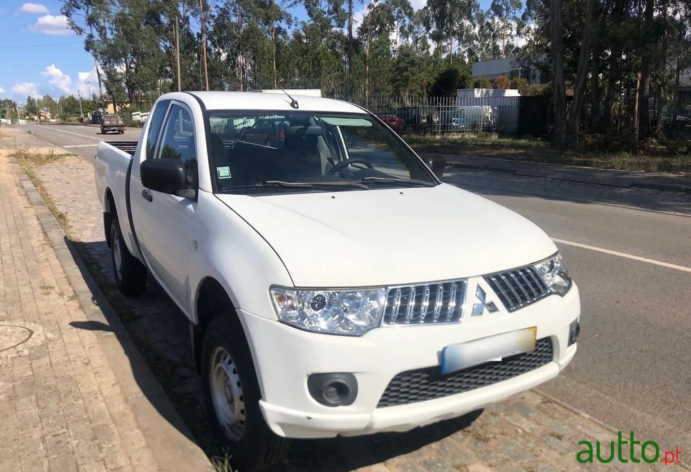 2011' Mitsubishi L200 photo #1