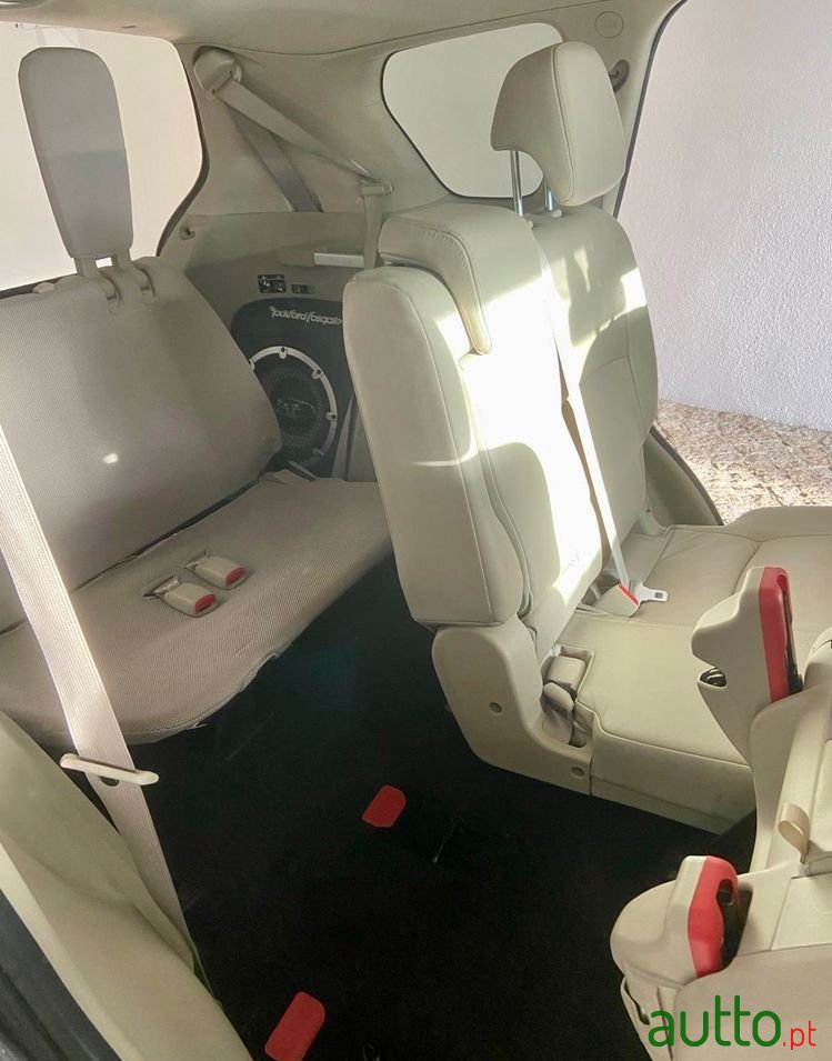 2009' Mitsubishi Outlander photo #2