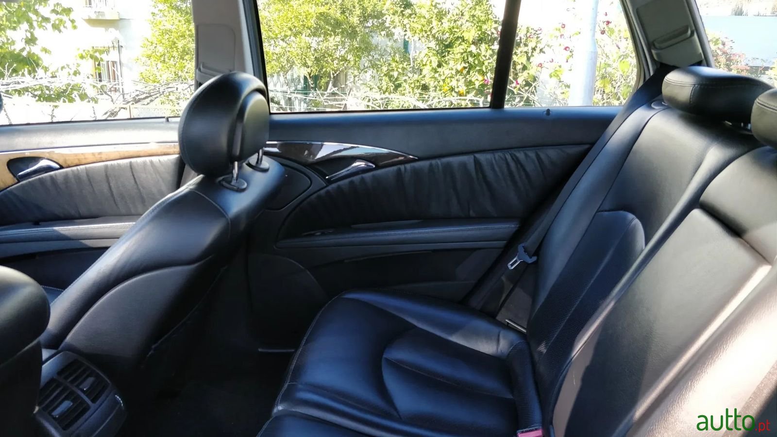 2005' Mercedes-Benz E-220 photo #4