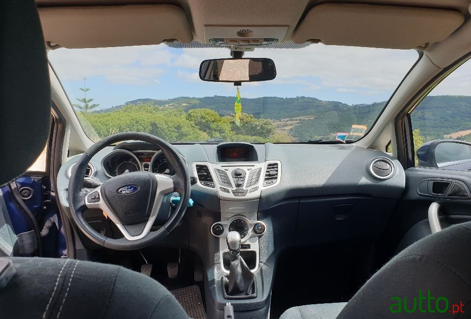 2010' Ford Fiesta photo #4