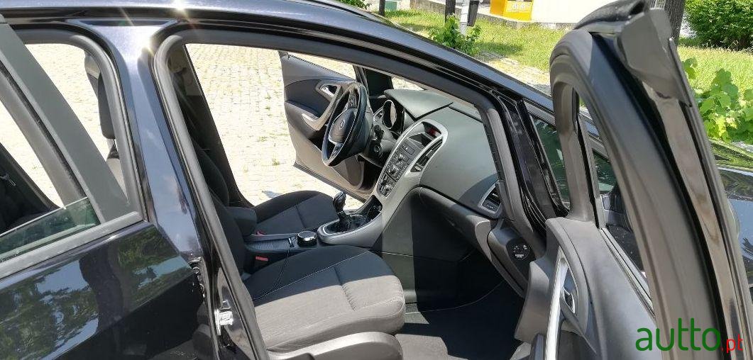 2011' Opel Astra Sports Tourer photo #3