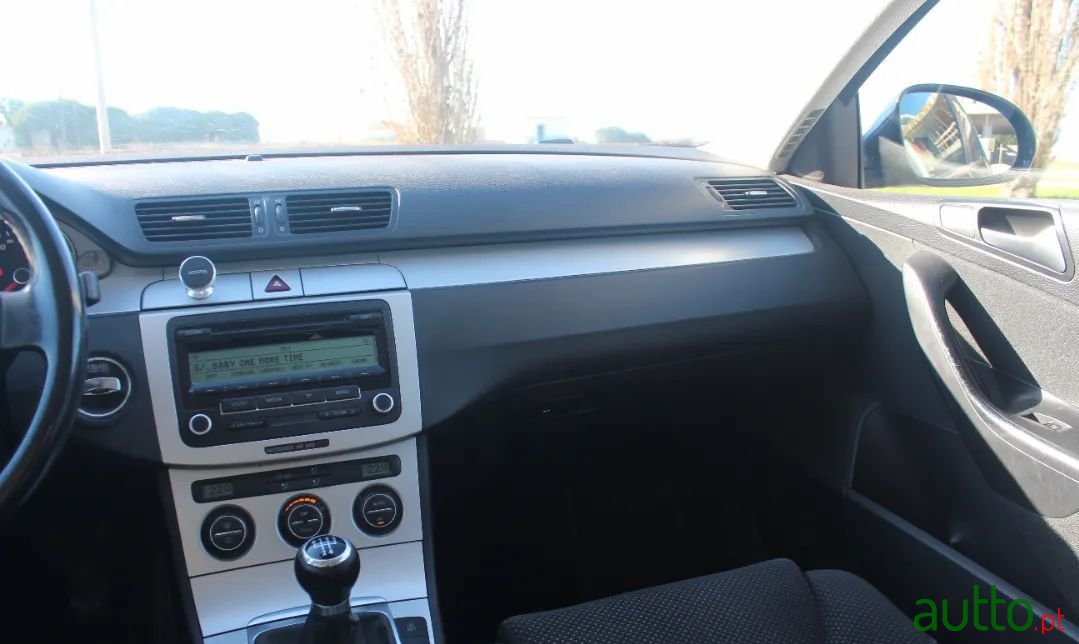 2009' Volkswagen Passat photo #5