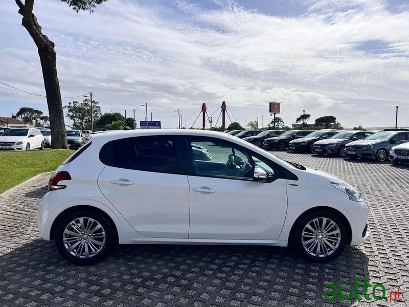 2019' Peugeot 208 photo #2